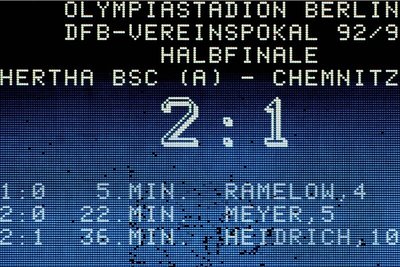 Ernüchternd für alle Chemnitzer Fans - der Blick auf die Anzeigetafel im Berliner Olympiastadion.