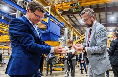 Unternehmer Lars Bergmann (l.) aus Göhren hat beim kanadischen Unternehmen Tanks-A-Lot in der Region Edmonton einen Vertrag zum Kläranlagenbau unterzeichnet. Zu Besuch bei der Firma in Westkanada war zugleich Sachsens Wirtschaftsminister Martin Dulig (r.). 