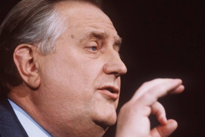 Drei Tage nach seiner Flucht aus der DDR hatte sich Alexander Schalck-Golodkowski am 6. Dezember 1989 abends in der Haftanstalt Berlin-Moabit gemeldet und dort freiwillig in Haft begeben. Die nun freigegebenen Geheimdienstakten dokumentieren die mit dem Kanzleramt abgestimmte persönliche Einflussnahme des damaligen BND-Präsidenten Hans-Georg Wieck auf die Justizbehörden, um eine Auslieferung Schalcks nach Ostberlin abzulehnen. 