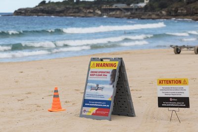 Viele Strände in Australien werden von Drohnen überwacht.