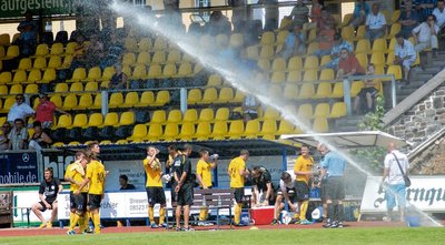 Aufgrund der Hitze hat der Schiedsrichter am Samstagnachmittag im Vogtlandstadion zur Freude der Spieler des VFC Plauen (Foto) und des FSV Budissa Bautzen in jeder Halbzeit eine zusätzliche Pause zum Erholen und Trinken gewährt. In dieser Zeit sorgte auch eine der insgesamt 13 am und auf dem Spielfeld installierten Beregnungsanlage-Düsen für Erfrischung. Im Regelwerk des Deutschen Fußball-Bundes gibt es im Gegensatz zu klirrender Kälte keine exakte Festlegungen, wie bei Hitze zu verfahren ist. Die Referees sind allerdings angehalten, den äußeren Umständen entsprechend zu reagieren und zusätzliche Pausen zu gewähren.