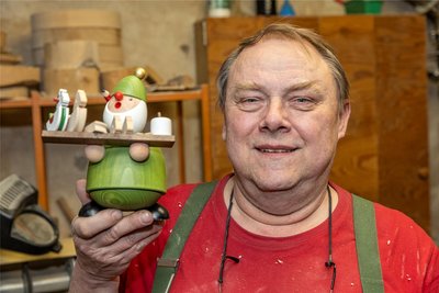 Drechslermeister Jens Breitfeld und seine Mitarbeiter fertigen auch den Picus an – den kleinen Botschafter des Verbands Erzgebirgischer Kunsthandwerker.