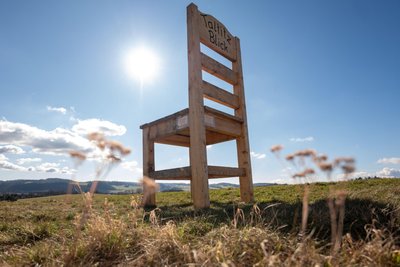 Dieser riesige Stuhl ist kein Klettergerüst. Er markiert den Taltitz-Blick zwischen Meßbach und Taltitz.