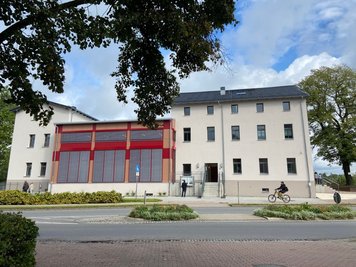 Der umgebaute Lugauer Bahnhof, hier die Ansicht von der Straße aus, stand am Samstagnachmittag im Mittelpunkt des Vereinsfestes der Ringer.