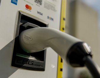 Mit digitalen Ortsnetzstationen - ausgestattet mit Mess- und Steuereinheiten - will das Unternehmen Mitnetz Strom die Aussagefähigkeit über die tatsächlichen Strom- und Spannungswerte in den Netzen erhöhen. Die so erhobenen Daten würden beispielsweise Informationen dazu liefern, ob das Netz weitere Ladesäulen für Elektroautos verträgt. 