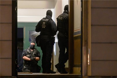 Bei der Razzia stellten die Beamten zahlreiche Beweismittel sicher, darunter Armbrüste und Waffen, wie ein LKA-Sprecher sagte. 