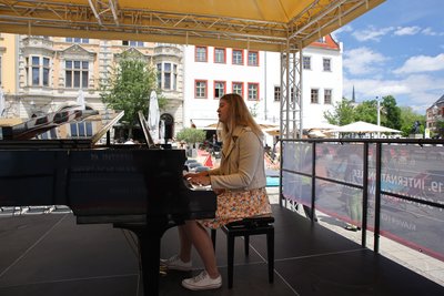 Hier reicht sich seit Donnerstag die virtuose Jugend der Welt die Tasten in die Hand:  Die offene Bühne, neudeutsch "Open Stage" auf dem Zwickauer Hauptmerkt ist eine Idee, die zum Bundeswettbewerb "Jugend musiziert" im vergangenen Jahr in Zwickau geboren wurde. Nun hat man sie wiederverwertet. Julia Matzkewitz machte gestern den Anfang.  