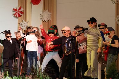 Die Klasse 3a der Grundschule am Karl-Marx-Platz in Oelsnitz bot eine rockige Abwandlung von „Leise rieselt der Schnee“ dar.