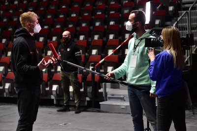 Während des ersten BBL-Heimspiels der Niners interviewte Thomas Höppner Spieler Luis Figge für das Fanmagazin "Niners 360". Ende Dezember bringt er den Film "Unfinished Business" heraus. Screenshots daraus sind auf der kleinen Bildergalerie in diesem Artikel zu sehen. 