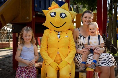 Das Maskottchen der Kita durfte nicht fehlen: Anna Wagner nutzte mit ihren Kindern Juna und Camillo die Gelegenheit für ein Bild.