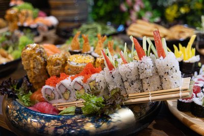 Auf der Karte stehen Nigiri, Maki und Inside-Out-Sushi mit geräuchertem Fisch, japanischem Omelett oder Tofu, aber auch Versionen abseits der Klassiker.
