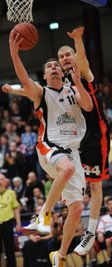 
              <p class="artikelinhalt">Die Basketballer der BV Chemnitz (im Bild Jorge Schmidt mit der Nr. 11) haben die Liga regelrecht aufgemischt. </p>
            