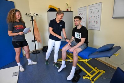Der Neuzugang wird im wahrsten Sinne des Wortes abgeklopft: Julia Herrmann von Admedia (Mitte) beim Orthopädiecheck mit Niners-Neuzugang Wesley von Beck. Vereins-Physiotherapeutin Annika Löffler (links) war in den letzten Tagen mit allen neuen Spielern bei den Medizinchecks unterwegs. 