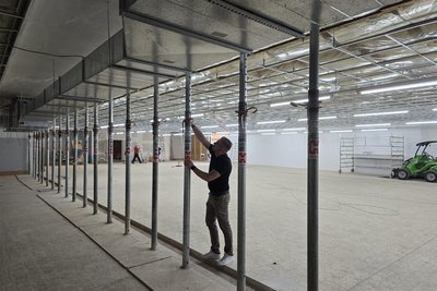Um mehr Platz im Inneren des Baumarktes zu haben, verschwindet eine komplette Wand, die lediglich durch zwei Säulen ersetzt wird.