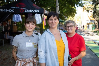 Dana Clauß (M.) hat die Leitung der Kita von Rita Loose (r.) übernommen. Lilli Schönau ist erst seit Dezember im Team.