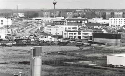 Das Foto entstand 1994, als sich schon die ersten Firmen angesiedelt hatten. Im Hintergrund befinden sich die Wohnblöcke am Westring. 