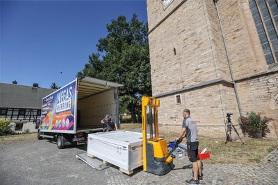 Der Schrein wurde in einer extra angefertigten Kiste, die im Inneren doppelt gefedert ist, transportiert. Nur so konnte die Box über den gepflasterten Hof gefahren werden.