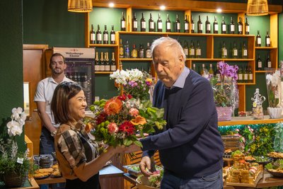 Pächterin Thi Chanh Vu bekommt zur Eröffnung von Real-Massivbau-Geschäftsführer Gerhard Tenner Blumen überreicht.