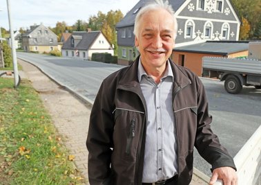 Volker Krönert ist 1990 in die CDU eingetreten und seitdem in der Saydaer Stadtpolitik aktiv. 2008 wurde er zum Bürgermeister gewählt, 2015 im Amt bestätigt. Ob er eine dritte Amtszeit wagt, hängt von den Mitbewerbern ab. Jetzt will er sehen, dass der Gehweg an der B 171 fertig wird und auch bezahlt werden kann.
