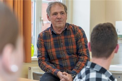 Dietmar Schneider, ehemaliger Mathematiklehrer am Goethe-Gymnasium, beim Abitur-Training mit Schülern der 12. Klasse. 