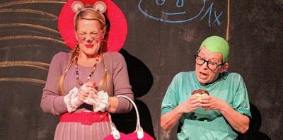 Ihr Frosch Quakuschka war einfach klasse: 2013 spielte Birgit Meyer in "Das Tierhäuschen" am Freiberger Theater mit, hier an der Seite von Urte Jung als Mäuschen Piepuschka. 
