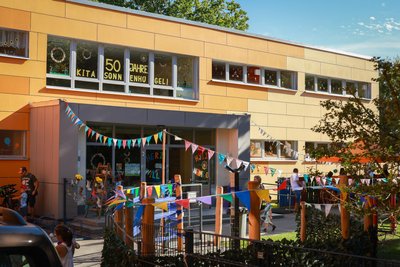 In den zurückliegenden 50 Jahren hat sich das Gebäude in eine bunte Kindertagesstätte verwandelt.