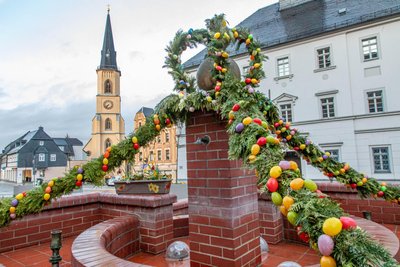 Los geht es am Freitag 14.30 Uhr in St. Jakobi. Draußen ist bereits der Osterbrunnen geschmückt.