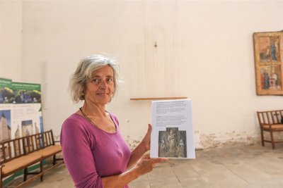 Simona Schellenberger, wissenschaftliche Mitarbeiterin bei „Schlösserland Sachsen“, steht in der Ebersdorfer Kirche vor der Stelle, an der der Schrein hing.