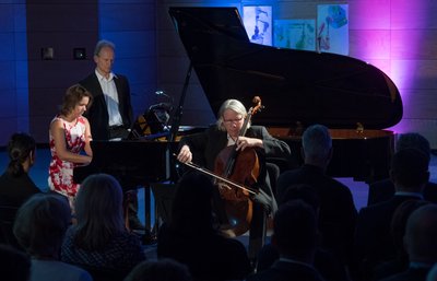Heike-Angelika Moser (am Klavier) hält das Erbe von Robert und Clara Schumann in Ehren. Sie stammt direkt von dem Künstlerehepaar ab. Die beiden sind ihre Urururgroßeltern. Das Bild zeigt sie bei der Wiedereröffnung des rekonstruierten und neu konzipierten Schumannhauses in der Leiptiger Inselstraße. 