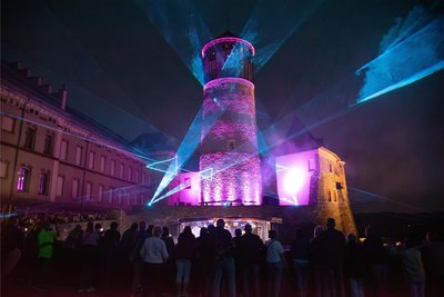 Passend zum Schloss-Jubiläum wurde auch der Voigtsberger Bergfried im Juni zur Show The Magic of Queen Classic in eine Laser-Show eingebettet.