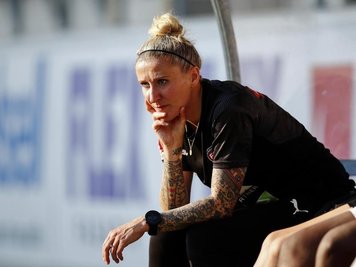            Anja Mittag sitzt auf der Bank.