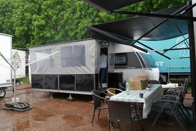 Die Veranda schützt vor Wind und Wetter.