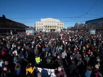 Mehrere Tausend Teilnehmer haben sich am Samstag auf dem Leipziger Augustusplatz versammelt.