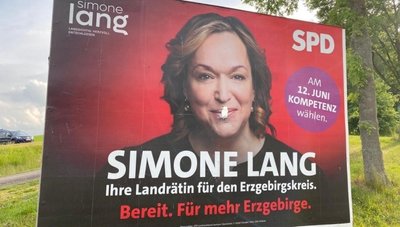 Auch dieses Plakat von Simone Lang an der Bundesstraße 101 in Raschau ist beschädigt worden. 