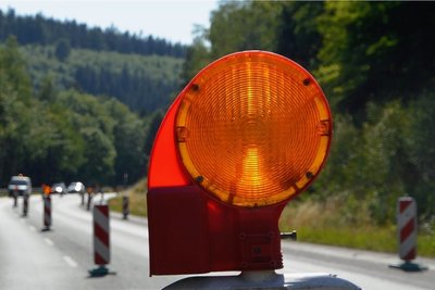 Monatelang haben Warnbaken das Bild am Hohndorfer Berg geprägt, da die B 174 dort auf zwei Fahrspuren eingeengt wurde. 