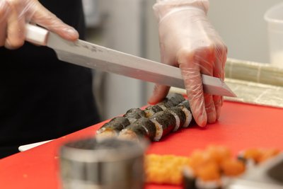 Sechs frisch zubereitete Maki-Sushi gibt es im neuen Restaurant ab 5,50 Euro.