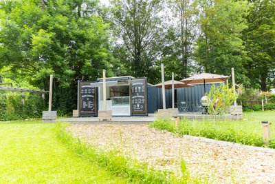 Das Gartengrundstück haben die Müllers selbst zu einem Eisgarten umgestaltet.