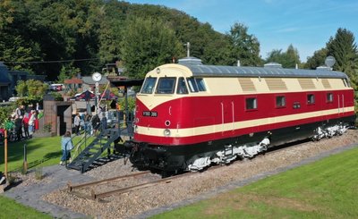 Die alte Lok hat auf dem früheren Bahnhofsgelände ihren Platz gefunden. In ihrem Inneren sind drei Hotelzimmer.