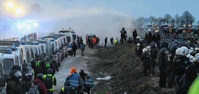 Klimaaktivisten und Polizisten standen sich an der Abbruchkante während der Proteste vergangenes Wochenende gegenüber, als das Gelände im Erkelenzer Weiler Lützerath für den Kohleabbau geräumt werden sollte. 