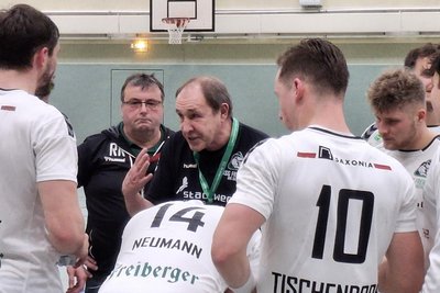 Friedrich Zenk, der Trainer der HSG Freiberg (Mitte), hatte im Spiel gegen den BSV Limbach-Oberfrohna mit seiner Mannschaft erhöhten Redebedarf.