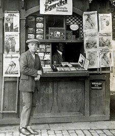 Am Schwarzen Steg stand in den 1930er-Jahren an der Seite zur Hofwiesenstraße dieser Zeitungs- und Zigarettenkiosk. 