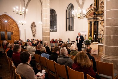 Der Referent Arnd Henze in der Annenkapelle am Freiberger Dom am 19. März.