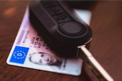 Ziel des Führerscheinumtauschs: Der neue, fälschungssichere Führerschein in Scheckkartenformat. Bis 2033 müssen Millionen der älteren "rosa Führerscheine" umgetauscht werden. 