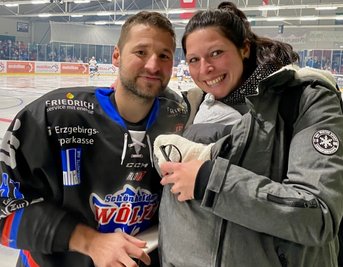 Adrenalin und Freude pur: Roy Hähnlein hat seiner Freundin Cindy vorigen Sonnabend vor dem Heimspiel seiner Wölfe einen Heiratsantrag gemacht. Dicht bei Mama mit dabei war die gemeinsame Tochter Anni. 