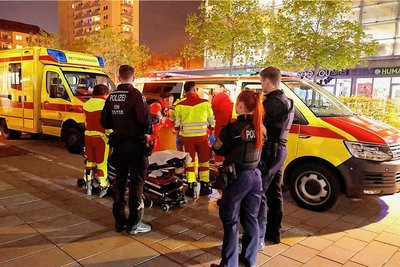 Ein Notarzt und mehrere Rettungswagen waren im Einsatz. Die Polizei konnte zwei Tatverdächtige identifizieren.