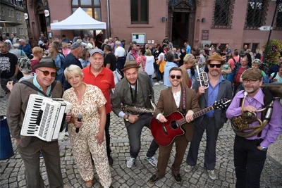 Die Musiker von der Band Kraizdaquer aus Bad Brambach unterhielten am Donnerstag mit ihrer Musik das zahlreich erschienene Publikum beim Straßenkonzert auf dem Marktplatz in Adorf.