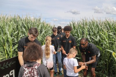 Die Autogramme der neuen Niners-Spieler (hier Wes van Beck links und Jeff Garret rechts) waren beim ersten öffentlichen Termin des Teams im Maisfeld in Wittgensdorf sehr gefragt.