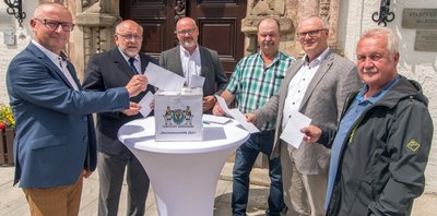 Mit gutem Beispiel voran: Marienbergs Oberbürgermeister André Heinrich und die Stadträte Wolfgang Jasper, Roy Müller, Michael Bergelt, Andreas Haustein und Alfred Wosnitza (v. l.) spenden erste Beträge. 