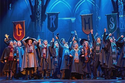 Alte Bekannte: Die Söhne von Harry und Draco erleben per Zeitreise, wie die Mitschüler ihrer Väter das Trimagische Turnier feiern. 