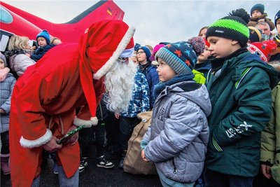 Nach seiner Landung hat der Weihnachtsmann insgesamt etwa 300 Geschenke verteilt. Die waren alle in der Cessna verteilt, mit der der Rotkittel gelandet ist.